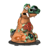 Der Räucherdrache mit Schieferteller von Original Crottendorfer ist eine Keramikfigur eines skurrilen Dinosauriers mit farbenfrohen Akzenten wie grünen Stacheln und roten Rosen auf der Brust. Dieser einzigartige Keramik-Räucherdrache kombiniert Charme mit Funktionalität vor einem schlichten Hintergrund.