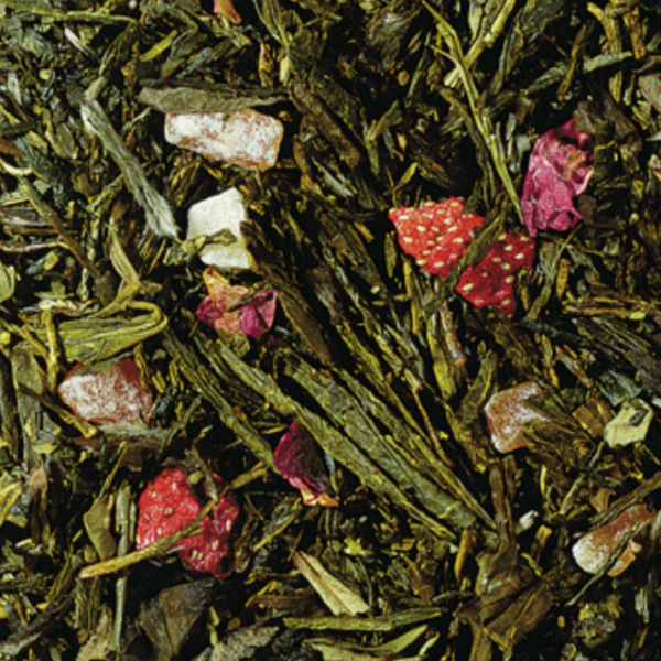 Nahaufnahme von losen Blättern der Original Crottendorfer Grün-/Weißteemischung „Engelskuss“, gemischt mit getrockneten Erdbeeren, Rosenblättern und Ananas. Texturen und Farben reichen von tiefem Grün bis hin zu leuchtendem Rot, Rosa und Gelb und sorgen für ein lebendiges Erscheinungsbild.
