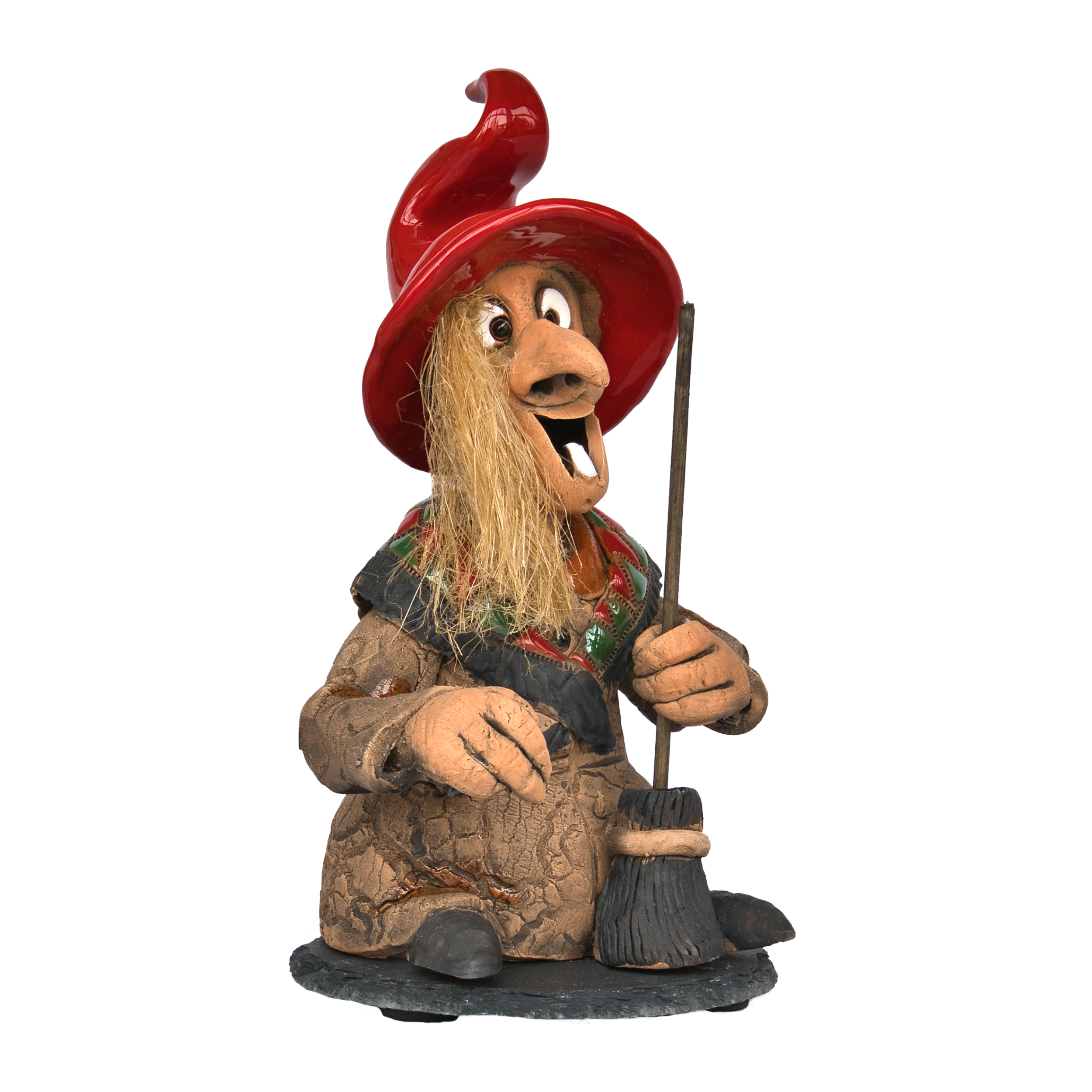 Die limitierte Auflage der Räucherhexe - Rot, mit Schieferteller von Original Crottendorfer ist eine skurrile Figur, die eine fröhliche Hexe im Schneidersitz darstellt. Sie trägt einen leuchtend roten Hut, einen strukturierten braunen Umhang, hat strohartiges Haar und hält einen kleinen Besenstiel.