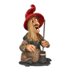 Die limitierte Auflage der Räucherhexe - Rot, mit Schieferteller von Original Crottendorfer ist eine skurrile Figur, die eine fröhliche Hexe im Schneidersitz darstellt. Sie trägt einen leuchtend roten Hut, einen strukturierten braunen Umhang, hat strohartiges Haar und hält einen kleinen Besenstiel.