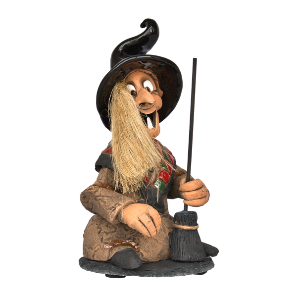 Die Räucherhexe - Schwarz, mit Schieferteller von Original Crottendorfer ist eine skurrile Figur mit langen blonden Haaren, schwarzem Hut, braunem Gewand und einem kleinen Besen.