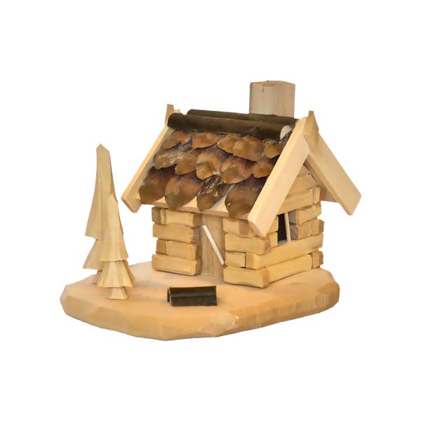 Die „Holzhütte klein, geschnitzt“ der Holzschnitzerei Hartmann ist ein kleines, handgefertigtes Holzblockhausmodell mit Schindeldach und Kamin sowie einem dreieckigen Baum aus edlem Lindenholz. Das helle Holz sorgt für eine rustikale Ausstrahlung.