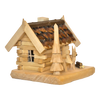 Die Holzhütte mit Rehen, geschnitzt von der Holzschnitzerei Hartmann ist ein kleines Blockhüttenmodell aus feinem Lindenholz mit schrägem Schindeldach. Es umfasst eine geschnitzte Baum- und Hirschfigur auf einem rechteckigen Sockel mit Holzstämmen und ist ein Beispiel für traditionelle Handwerkskunst.