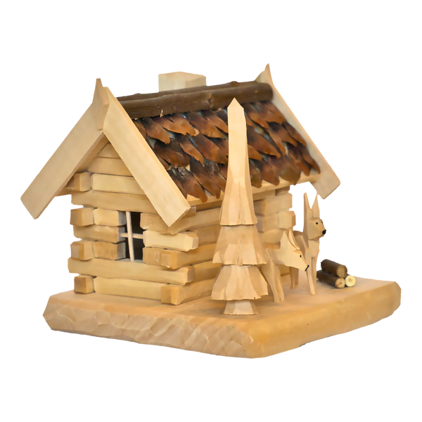 Die Holzhütte mit Rehen, geschnitzt von der Holzschnitzerei Hartmann ist ein kleines Blockhüttenmodell aus feinem Lindenholz mit schrägem Schindeldach. Es umfasst eine geschnitzte Baum- und Hirschfigur auf einem rechteckigen Sockel mit Holzstämmen und ist ein Beispiel für traditionelle Handwerkskunst.