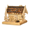 Die Holzhütte mit Rehen, geschnitzt von der Holzschnitzerei Hartmann ist ein traditionelles, handgefertigtes Holzmodell einer Blockhütte mit Schindeldach. Es umfasst zwei kleine Tierfiguren, einen Baum und Holzscheite, die elegant auf einem Sockel aus edlem Lindenholz angeordnet sind.