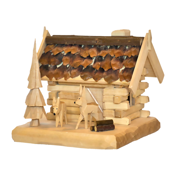 Die Holzhütte mit Rehen, geschnitzt von der Holzschnitzerei Hartmann ist ein traditionelles, handgefertigtes Holzmodell einer Blockhütte mit Schindeldach. Es umfasst zwei kleine Tierfiguren, einen Baum und Holzscheite, die elegant auf einem Sockel aus edlem Lindenholz angeordnet sind.