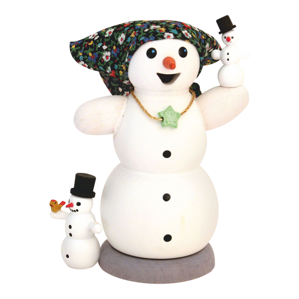 Die Räucherfigur Schneefrau mit 2 Kindern von Drechslerei Kuhnert zeigt einen fröhlichen Schneemann mit geblümtem Kopftuch, Sternenkette und schwarzen Knöpfen. Begleitet von zwei kleineren Schneemännern mit Zylindern, von denen einer einen Vogel hält, fängt sie den verspielten Charme der erzgebirgischen Volkskunst ein.