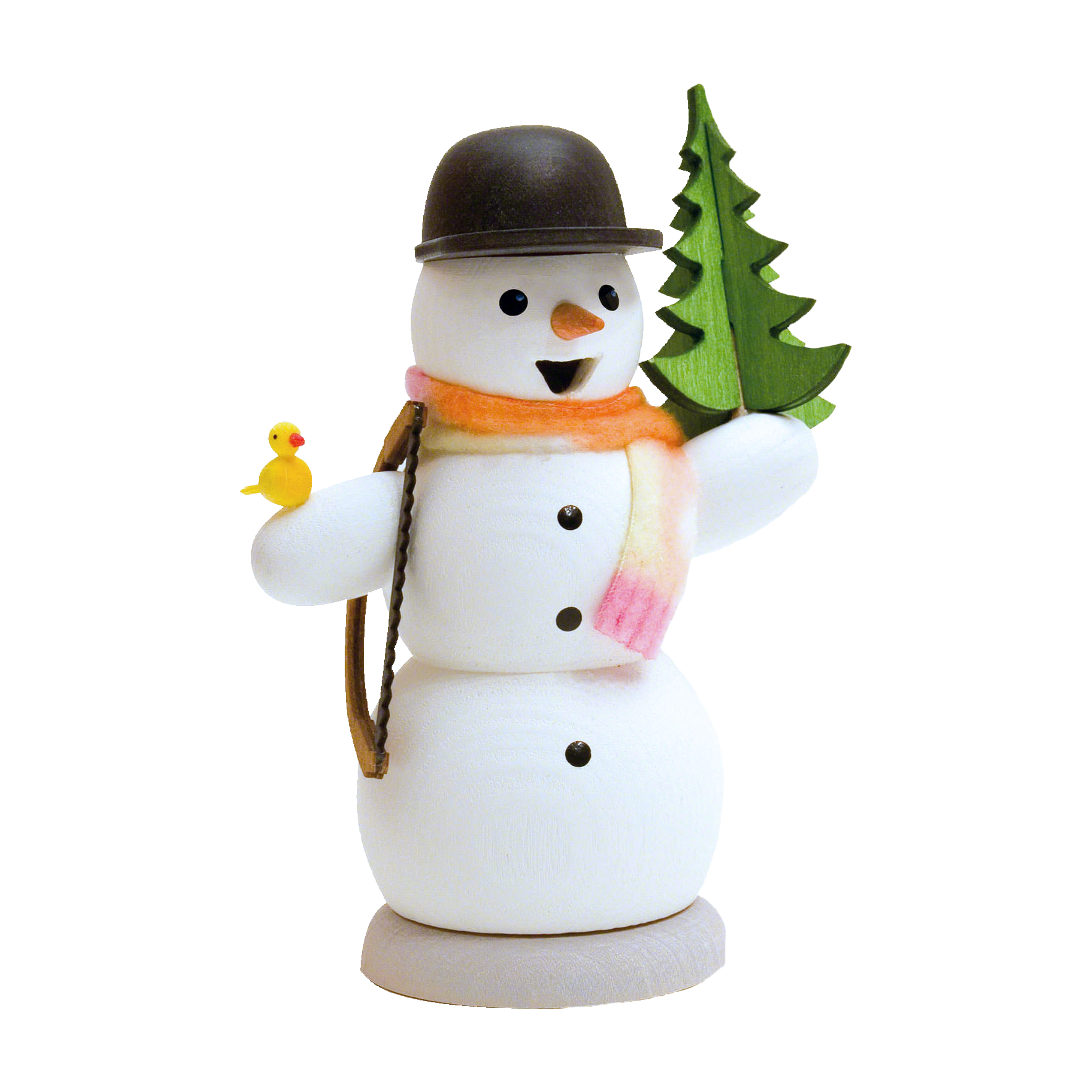 Die Räucherfigur Schneemann mit Tanne und Säge von Drechslerei Kuhnert ist eine bezaubernde Schneemannfigur mit schwarzer Mütze, buntem Schal und fröhlichem Gesichtsausdruck. Sie hält einen grünen Weihnachtsbaum und hat einen kleinen gelben Vogel auf dem Arm.