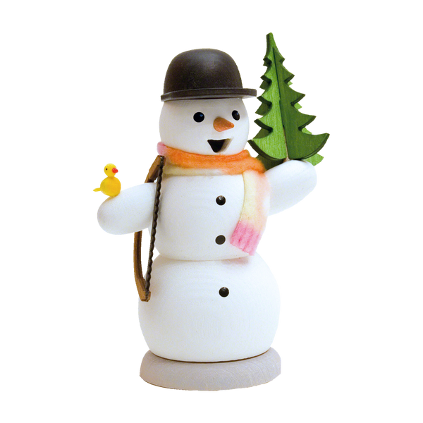 Die Räucherfigur Schneemann mit Tanne und Säge von Drechslerei Kuhnert ist eine bezaubernde Schneemannfigur mit schwarzer Mütze, buntem Schal und fröhlichem Gesichtsausdruck. Sie hält einen grünen Weihnachtsbaum und hat einen kleinen gelben Vogel auf dem Arm.