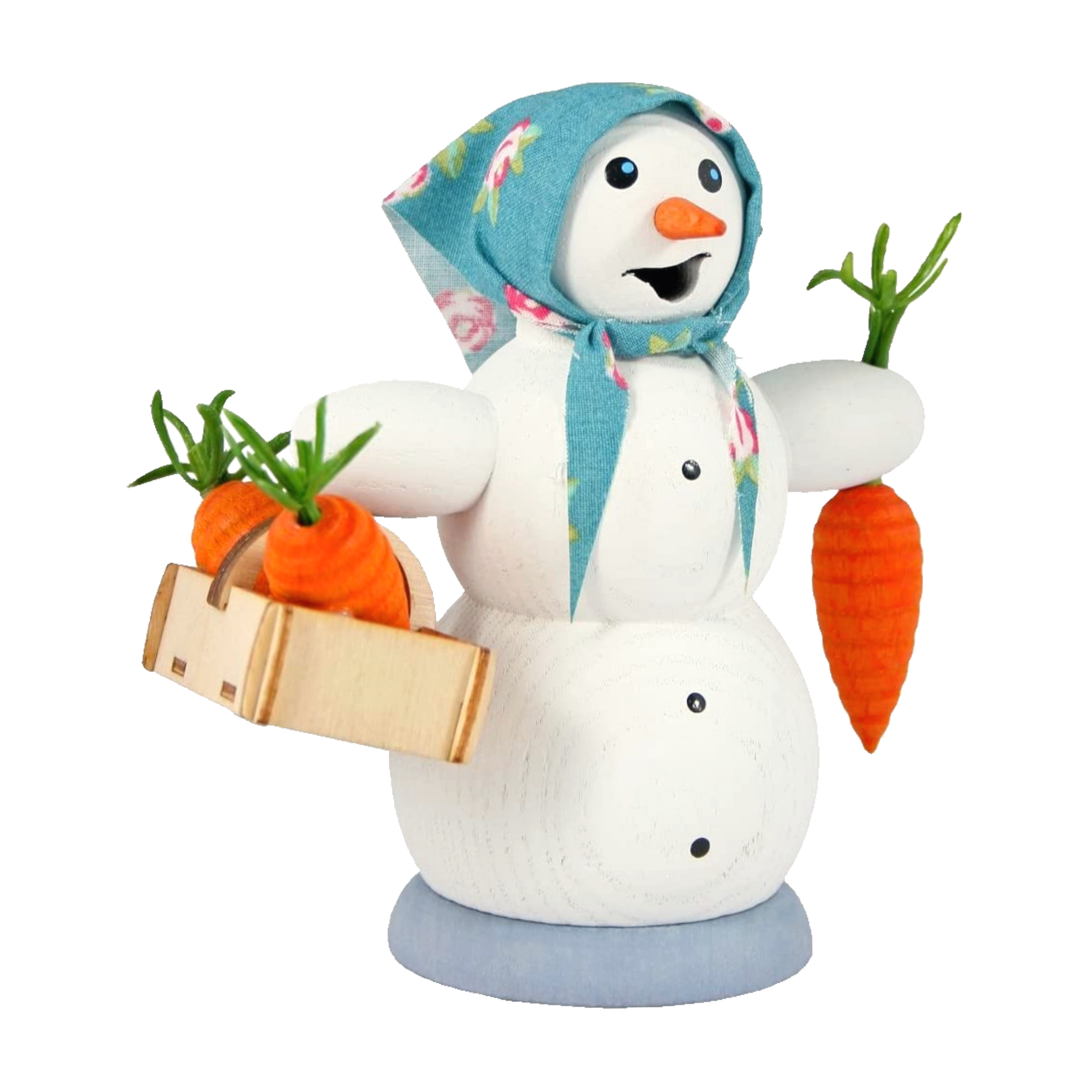 Die Räucherfigur Schneefrau mit Möhrenkorb von Drechslerei Kuhnert ist eine bezaubernde Schneemannfigur aus Holz im Stil der erzgebirgischen Volkskunst, geschmückt mit einem blauen Blumenschal. Dieses Rauchfiguren-Stück hält eine Holzkiste mit drei Karotten und eine Karotte in der Hand und lächelt vor einem schlichten Hintergrund.