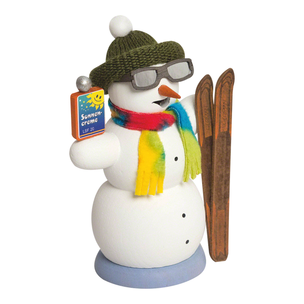 Die Räucherfigur Schneemann Apres Ski von Drechslerei Kuhnert zeigt einen Schneemann mit grüner Strickmütze, dunkler Brille und Regenbogenschal. Er hält Holzskier unter dem Arm und eine Flasche mit der Aufschrift „Summer Creme“, die mit einem lächelnden Sonnenlogo geschmückt ist und erzgebirgische Volkskunst verkörpert.