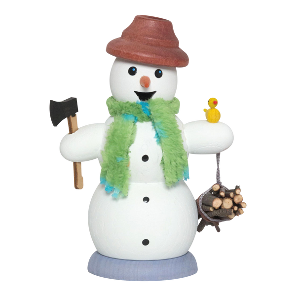 Die Räucherfigur Schneemann Holzsammler von Drechslerei Kuhnert, ein exquisites Stück erzgebirgischer Volkskunst, zeigt einen Schneemann mit brauner Mütze und grünem Schal. Er hält eine Axt und nachhaltig gewonnene Stöcke und hat einen gelben Vogel auf dem Arm.