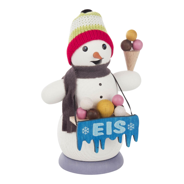 Die nach erzgebirgischer Volkskunst-Tradition gefertigte Räucherfigur Schneemann Eisverkäufer von Drechslerei Kuhnert zeigt einen Schneemann mit Strickmütze und Schal, der eine Eistüte und einen Korb mit der Aufschrift „EIS“ mit bunten Kugeln in der Hand hält, und zeugt von festlicher und erlesener Handwerkskunst.