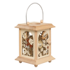Die Tischlaterne Sommerblumen von Drechslerei Kuhnert ist eine dekorative Holzlaterne mit aufwendigen Blumenmustern und roten und gelben Sommerblumenakzenten. Sie verfügt über einen quadratischen Sockel, eine quadratische Oberseite und einen Metallgriff und spiegelt so traditionelle Handwerkskunst wider.