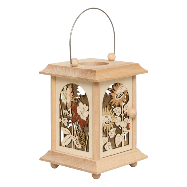 Die Tischlaterne Sommerblumen von Drechslerei Kuhnert ist eine dekorative Holzlaterne mit aufwendigen Blumenmustern und roten und gelben Sommerblumenakzenten. Sie verfügt über einen quadratischen Sockel, eine quadratische Oberseite und einen Metallgriff und spiegelt so traditionelle Handwerkskunst wider.
