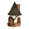 Das Original Crottendorfer Räucherhaus Keramik Waldhaus groß, rund, weiß ist ein märchenhafter Hingucker mit hutartig strukturiertem Dach, Holztür mit roten Akzenten, runden, mit Blumen geschmückten Fenstern und seitlichem Kamin.