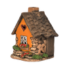 Das Original Crottendorfer Räucherhaus Keramik „Orange mit Herz“ besticht durch sein rustikales Design mit einem strukturierten braunen Dach, einer orangefarbenen Fassade und herzförmigen, weiß gerahmten Fenstern. Es ist von einer Steinmauer mit roten Blumen und grünen Sträuchern umgeben und ist somit ein absoluter Hingucker in jeder Umgebung.