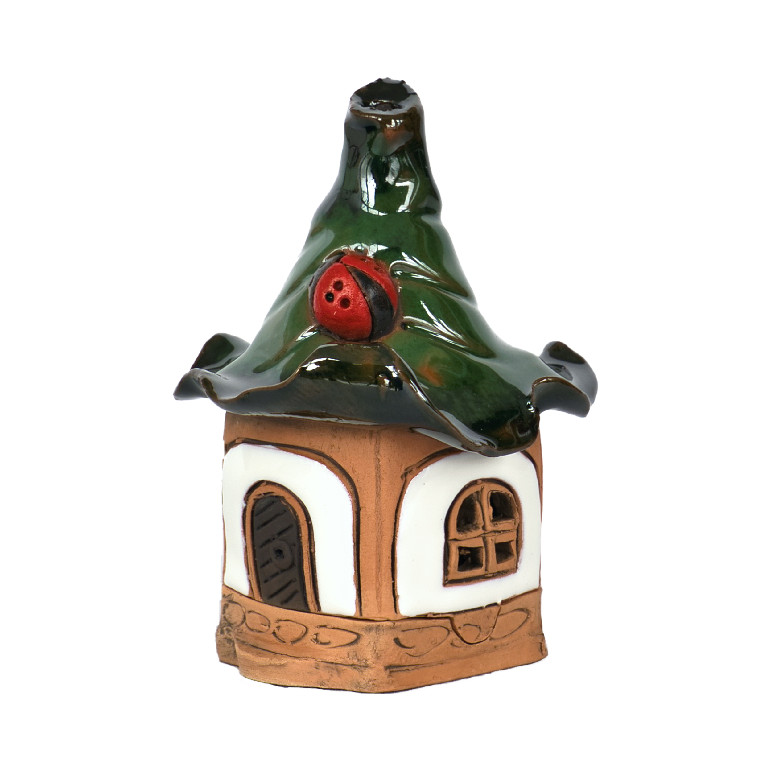 Das Original Crottendorfer Räucherhaus Keramik mini weiß mit Marienkäfer ist ein kleines, liebevoll gestaltetes weißes Keramikhaus mit wellenförmigem grünem Dach, einem roten Marienkäfer auf dem Dach, einer braunen Tür und einem runden Fenster für märchenhaften Charme.