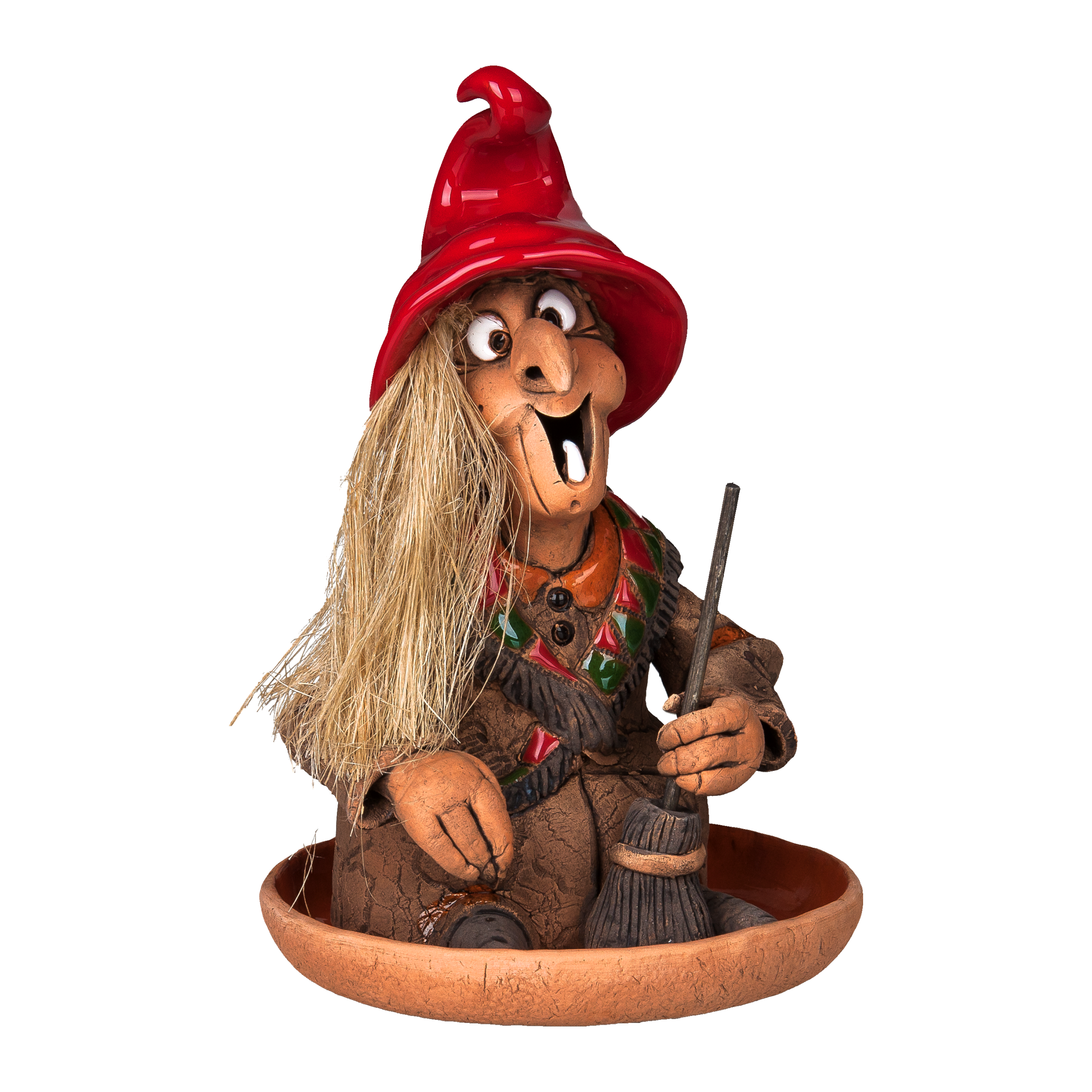 Die Original Crottendorfer Räucherhexe mit Keramikteller zeigt eine skurrile Hexenfigur mit rotem Hut, braunem Outfit, breitem Lächeln und strohartigem Haar, die einen Besen hält und auf einer Terrakottaschale vor schwarzem Hintergrund sitzt.