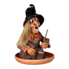 Die skurrile „Räucherhexe mit Keramikteller - Hut schwarz“ von Original Crottendorfer zeigt eine Hexe mit einem hohen schwarzen Hut, strohähnlichem Haar und übertriebenen Gesichtszügen. Gekleidet in einen farbenfrohen schwarzen Umhang und mit einem kleinen Besen in der Hand, verstärkt dieses charmante Stück in limitierter Auflage seinen Reiz.