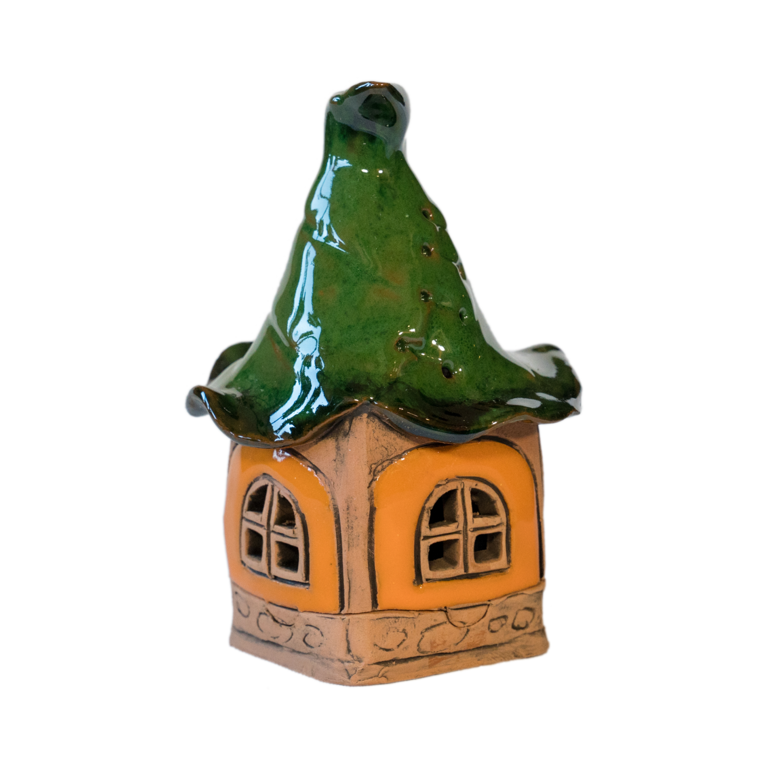Das Original Crottendorfer Räucherhaus Keramik Mini ist ein skurriles Stück mit orangefarbenem Sockel, grünem Wellendach und verspieltem Design, darunter zwei Bogenfenster und ein Marienkäfermotiv.