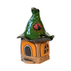 Das Räucherhaus Keramik Mini Orange mit Marienkäfer von Original Crottendorfer verfügt über ein hohes grünes Dach, einen gelben Keramikkörper und umfasst eine braune Tür, ein Fenster und einen rot-schwarzen Marienkäfer auf dem Dach – ein idealer Hingucker für jede Umgebung.