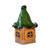 Das Original Crottendorfer Räucherhaus Keramik Mini ist ein skurriles Stück mit orangefarbenem Sockel, grünem Wellendach und verspieltem Design, darunter zwei Bogenfenster und ein Marienkäfermotiv.