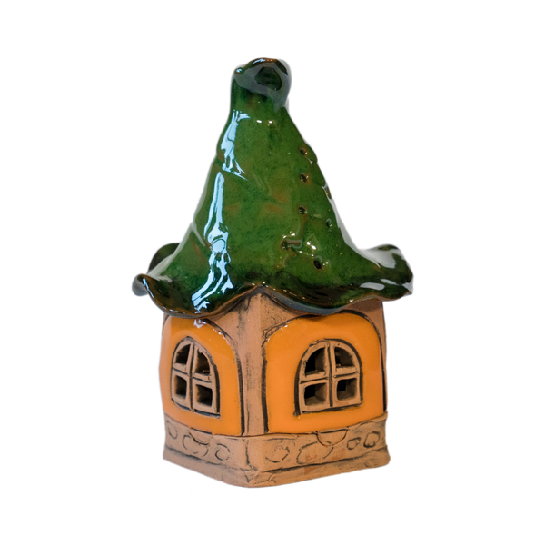 Das Original Crottendorfer Räucherhaus Keramik Mini ist ein skurriles Stück mit orangefarbenem Sockel, grünem Wellendach und verspieltem Design, darunter zwei Bogenfenster und ein Marienkäfermotiv.