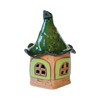 Das Original Crottendorfer Räucherhaus Keramik mini grün mit Marienkäfer verfügt über ein skurriles grünes Spitzdach, hellgrüne Wände mit zwei Querbalkenfenstern und ruht auf einem beigen Sockel mit dekorativen Schnörkeln, was es zu einem charmanten Hingucker im Landhausstil in jeder Umgebung macht.