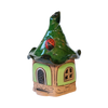 Das Original Crottendorfer Räucherhaus Keramik mini grün mit Marienkäfer hat ein skurriles Design mit einem grünen, gewellten Dach, auf dem ein rot-schwarzer Marienkäfer sitzt. Es hat eine blassgrüne Außenseite, eine Holztür, ein rundes Fenster und ruht auf einem Steinsockel für eine auffällige Präsentation.