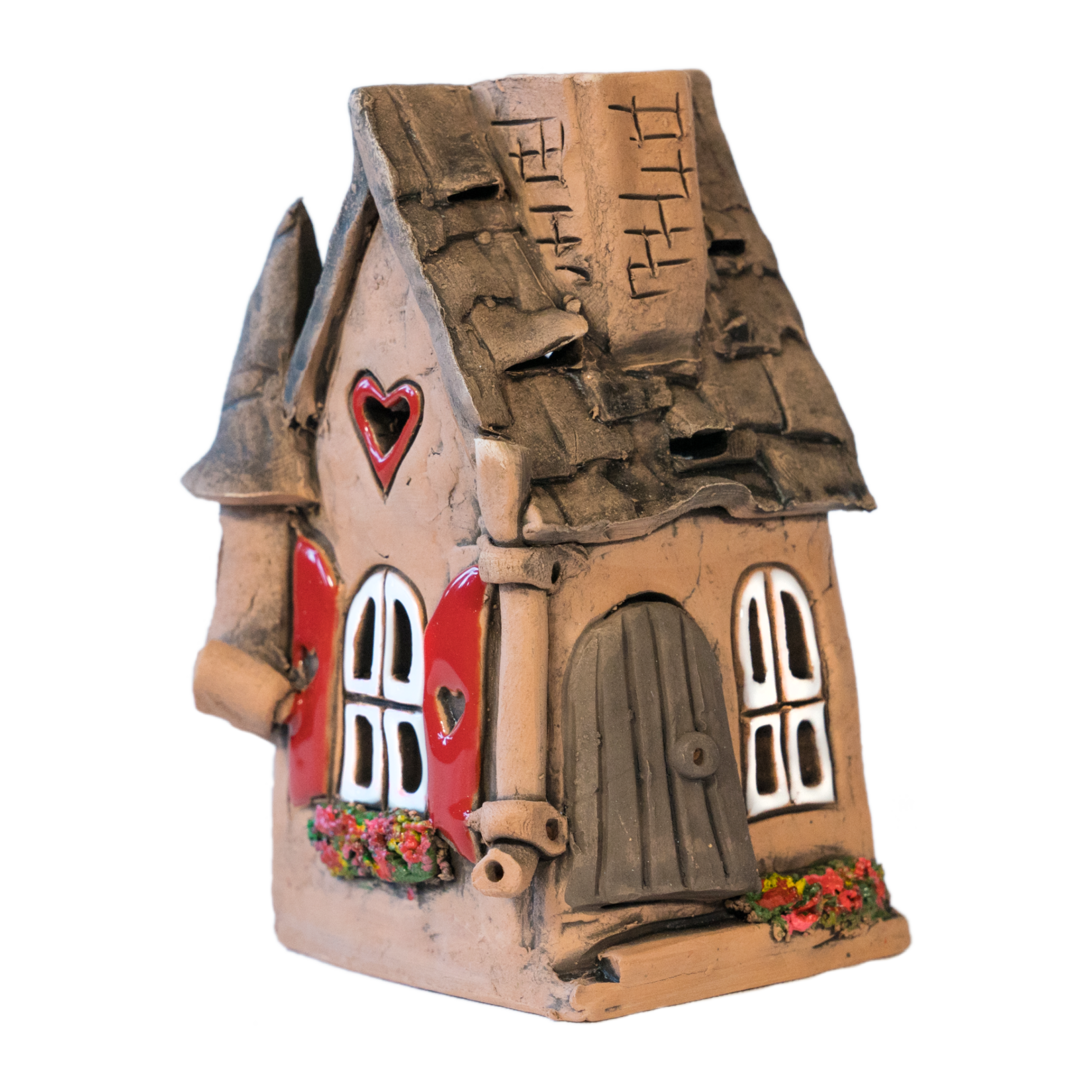 Das „Räucherhaus Keramik mit Herz“ von Original Crottendorfer ist ein originelles Keramik-Hausdekor mit steilem, strukturiertem Dach, herzförmigem Fenster, roten Wänden und weißen Bogenfenstern. Florale Details unterstreichen den rustikalen Charme. Nur in begrenzter Stückzahl erhältlich.