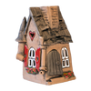 Das „Räucherhaus Keramik mit Herz“ von Original Crottendorfer ist ein originelles Keramik-Hausdekor mit steilem, strukturiertem Dach, herzförmigem Fenster, roten Wänden und weißen Bogenfenstern. Florale Details unterstreichen den rustikalen Charme. Nur in begrenzter Stückzahl erhältlich.