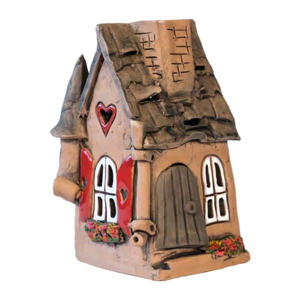Das „Räucherhaus Keramik mit Herz“ von Original Crottendorfer ist ein originelles Keramik-Hausdekor mit steilem, strukturiertem Dach, herzförmigem Fenster, roten Wänden und weißen Bogenfenstern. Florale Details unterstreichen den rustikalen Charme. Nur in begrenzter Stückzahl erhältlich.