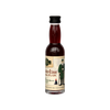 Eine kleine 0,04-l-Flasche Original Crottendorfer Räucher-Elixier, gefüllt mit dunkelrotem Johannisbeerlikör, trägt ein Etikett, auf dem ein älterer Mann in traditioneller Kleidung mit deutschem Text abgebildet ist. Die Flasche hat einen schwarzen Verschluss und ist auf einem schlichten weißen Hintergrund abgebildet.