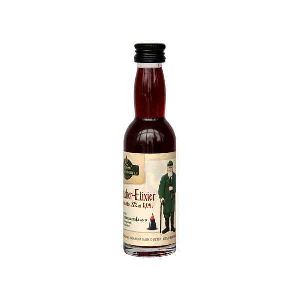 Eine kleine 0,04-l-Flasche Original Crottendorfer Räucher-Elixier, gefüllt mit dunkelrotem Johannisbeerlikör, trägt ein Etikett, auf dem ein älterer Mann in traditioneller Kleidung mit deutschem Text abgebildet ist. Die Flasche hat einen schwarzen Verschluss und ist auf einem schlichten weißen Hintergrund abgebildet.