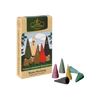 Eine Schachtel Original Crottendorfer Räucherkerzen „Räucherkerzen Ziegenbein-Mischung“ zeigt eine Illustration bunter Zapfen mit Gesichtern, die an Weihnachtsdüfte erinnern. Sechs farbig sortierte Zapfen sitzen vorne auf einer reflektierenden Oberfläche und sind ein entzückendes Geschenk aus Crottendorf im Erzgebirge.