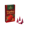Eine rote Schachtel mit der Aufschrift Vugelbeer Raacherkerzln by Original Crottendorfer Räucherkerzen, mit Vogelbeeren auf der Vorderseite, steht neben vier rosafarbenen Räucherkegeln auf schwarzem Grund.