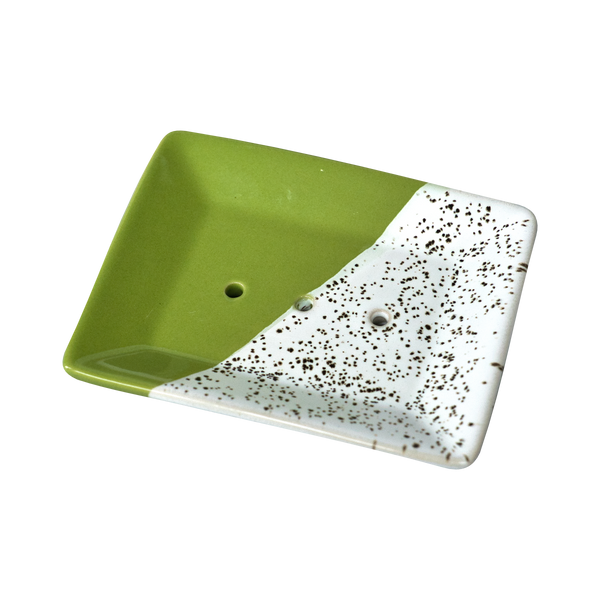 Die Ovis Porzellanseifenschale eckig, fleckig hat ein grün-weiß gesprenkeltes Design mit zwei Abflusslöchern - ein stilvolles Highlight für Ihr Bad.