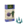 Eine Schachtel mit Original Crottendorfer Räucherkerzen „Lavendel“ ist neben vier blaugrünen Räucherkegeln abgebildet. Die Verpackung zeigt eine Illustration von Lavendel und einer grün gekleideten Person, die an den blumigen Duft der Provence erinnert.