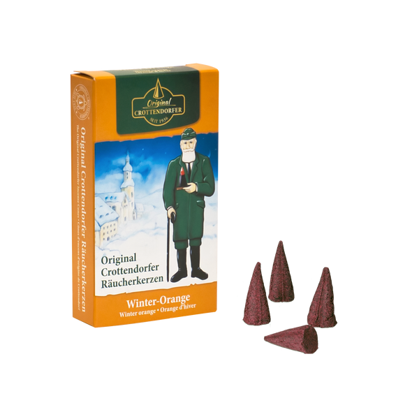 Abbildung einer Original Crottendorfer Räucherkerzen-Box in Winter-Orange mit einer Abbildung eines uniformierten Mannes. Das zitrusartige Aroma erinnert an frische Orangenblütennoten. Neben der Box befinden sich vier kegelförmige Räucherkerzen.