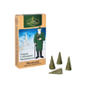 Auf der Verpackung einer Schachtel Original Crottendorfer Räucherkerzen „Räucherkerzen Plätzchenduft“ ist ein Mann in Grün mit einer Kirche abgebildet. Vier grüne Räucherkegel stehen bereit, um Ihren Raum mit ihrem herrlichen Butterkeksduft zu erfüllen.