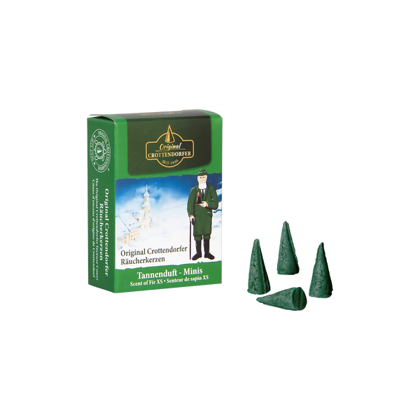 Eine grüne Schachtel Original Crottendorfer Räucherkerzen Tannenduft Minis steht neben vier losen, grünen Räucherkegeln in Turmform. Die Schachtel zeigt eine festliche Illustration einer winterlich gekleideten Person, die den Duft von Tannenbäumen heraufbeschwört.