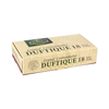 Rechteckige, beige Verpackung von „Original Crottendorfer DUFTIQUE 18 feine Düfte“ auf weißem Hintergrund. Die Schachtel zeigt oben ein grünes Logo mit der Aufschrift „Original CROTTENDORFER SEIT 1936“ sowie unten links ein runden Stempel mit einer Schildkröte und der Aufschrift „ORIGINAL CROTTENDORFER – SEIT 1936“. Auf der Schachtel steht der Text: „Original Crottendorfer DUFTIQUE 18 feine Düfte“.