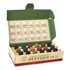 Geöffnete Schachtel mit Räucherkegeln „Duftique 18 feine Düfte – Weihnachtsdüfte & Editionen“ von Original Crottendorfer Räucherkerzen, in der sich 18 verschiedenfarbige Räucherkegel und eine gedruckte Liste der Düfte – wie Weihrauch, Tannenduft und andere festliche Sorten – in der beige-grünen, deutschsprachigen Schachtel befinden.