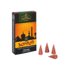 Eine Schachtel mit Original Crottendorfer Räucherkerzen Oriental – Räucherkegel, auf denen die Silhouette einer Moschee vor einem orangefarbenen Sonnenuntergang abgebildet ist, davor sind vier Räucherkegel angeordnet.