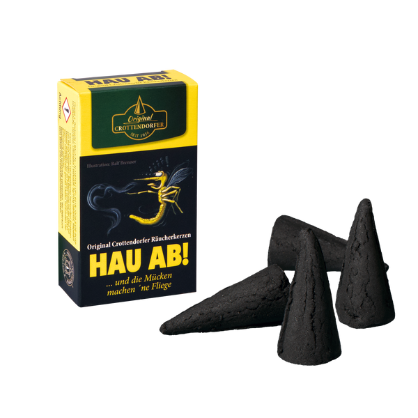 Neben vier schwarzen Räucherkegeln auf weißem Hintergrund ist eine gelb-schwarze Schachtel mit der Aufschrift „Räucherkerzen HAU AB XL!“ von Original Crottendorfer Räucherkerzen abgebildet, auf der eine Mücke zu sehen ist. Diese Räucherkegel eignen sich perfekt für einen wirksamen Mückenschutz und verbreiten einen blumigen Duft, während sie lästige Mücken fernhalten.