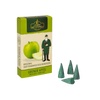 Eine grüne Schachtel Original Crottendorfer Räucherkerzen Grüner Apfel, auf der grüne Äpfel und ein Mann in Grün abgebildet sind, steht neben vier grünen kegelförmigen Räucherstäbchen auf weißem Grund, die einen frischen Apfelduft suggerieren.
