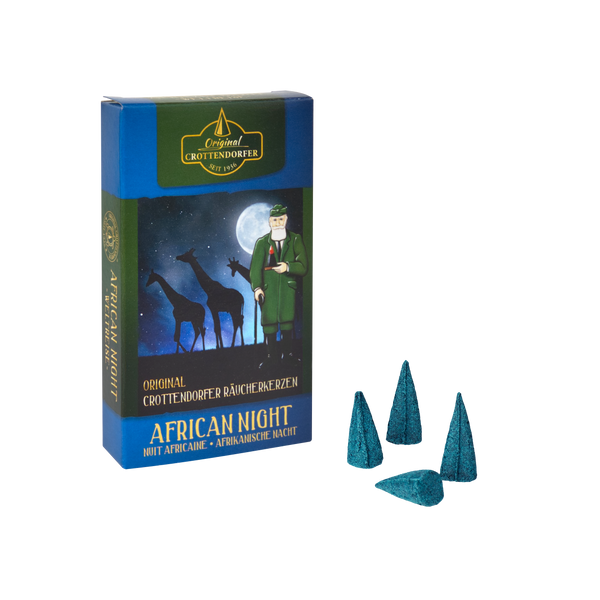 Die „Räucherkerzen African Night“ von Original Crottendorfer wecken mit ihrem balsamisch-würzigen Räucherwerk ein südafrikanisches Lebensgefühl. Die Verpackung mit Giraffen und einem Mann in Grün hebt vier blaugrüne Zapfen hervor, die ein exotisches Blumenaroma verströmen.