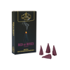 Eine Schachtel mit der Aufschrift „Räucherkerzen Bed of Roses“ von Original Crottendorfer Räucherkerzen steht aufrecht neben vier violetten Räucherkegeln vor einem weißen Hintergrund. Auf der Verpackung ist ein einzelner brennender Räucherkegel zu sehen, aus dem Rauch aufsteigt, was den zarten Duft von Rosen, vermischt mit einem Hauch von Moschus, heraufbeschwört.