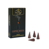 Neben vier braunen, kegelförmigen Räucherstäbchen steht eine schwarze Schachtel mit der Aufschrift „Räucherkerzen Coffee House“ von Original Crottendorfer Räucherkerzen. Die Schachtel ist mit goldfarbener Schrift und der Abbildung eines brennenden Räucherkegels verziert, aus dem Rauch aufsteigt, was den warmen und einladenden Kaffeehaus-Duft heraufbeschwört.